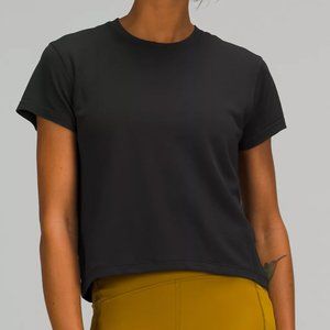 Lululemon Black Short Sleeve Relaxed Fit Cropped Tee Shirt Top Sz. 4